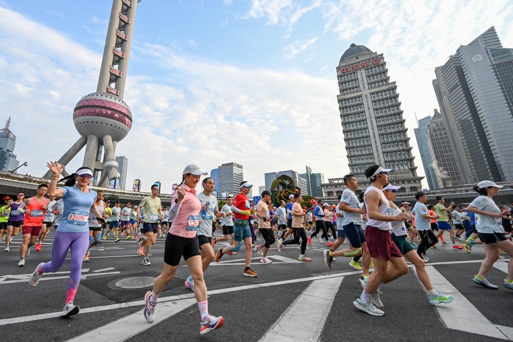 华体会体育-深一度｜从“卷”到“暖”，上海半马这样跑过十年